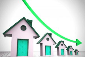 Don't wait to downsize | Graphic of houses getting smaller and a green downwards arrow